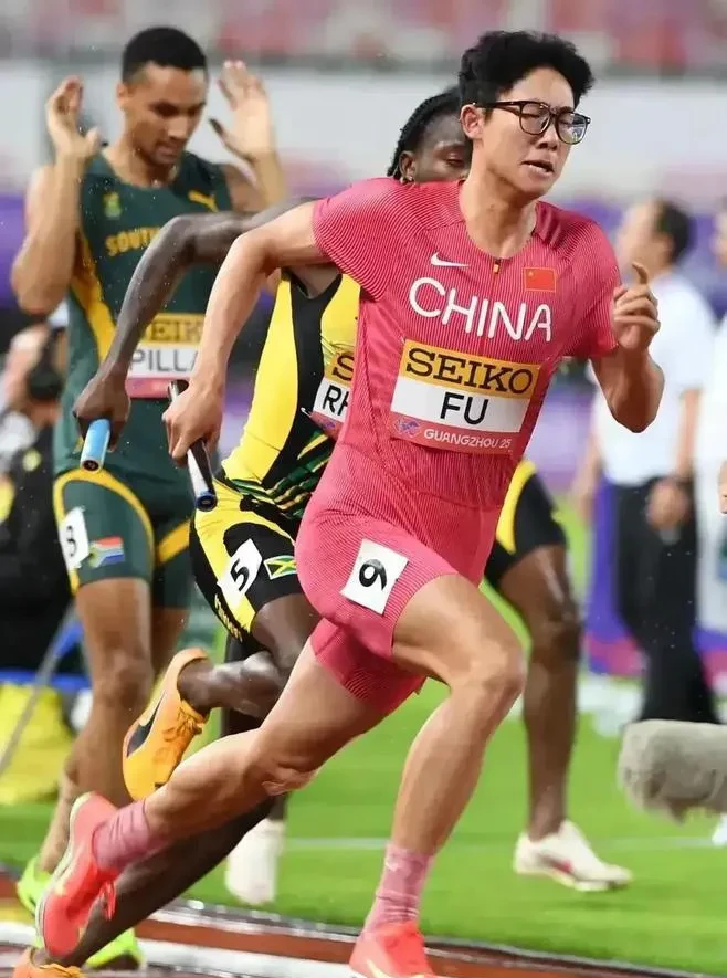 田径比赛选手势不可挡，狂奔冲刺的简单介绍