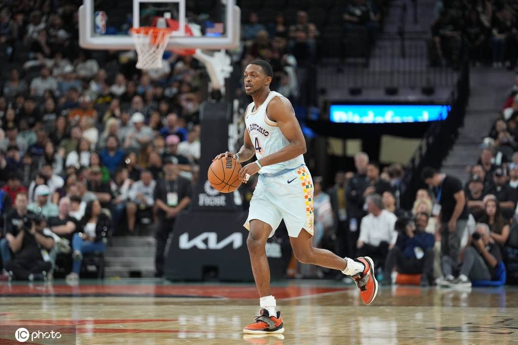 勇士碾压马刺，福克斯统治全场