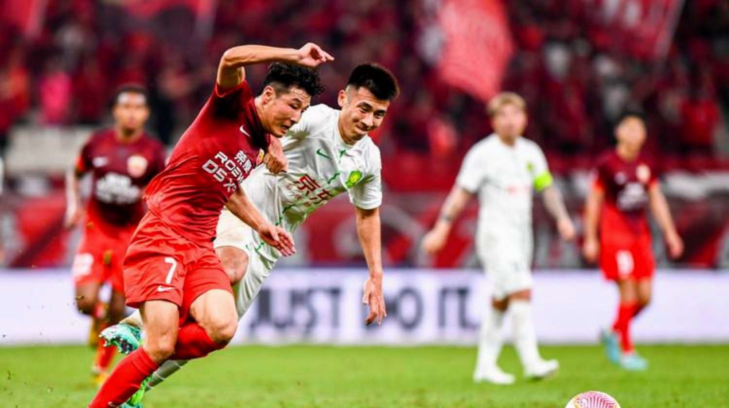 中超赛场上球队之间展开了激烈的较量