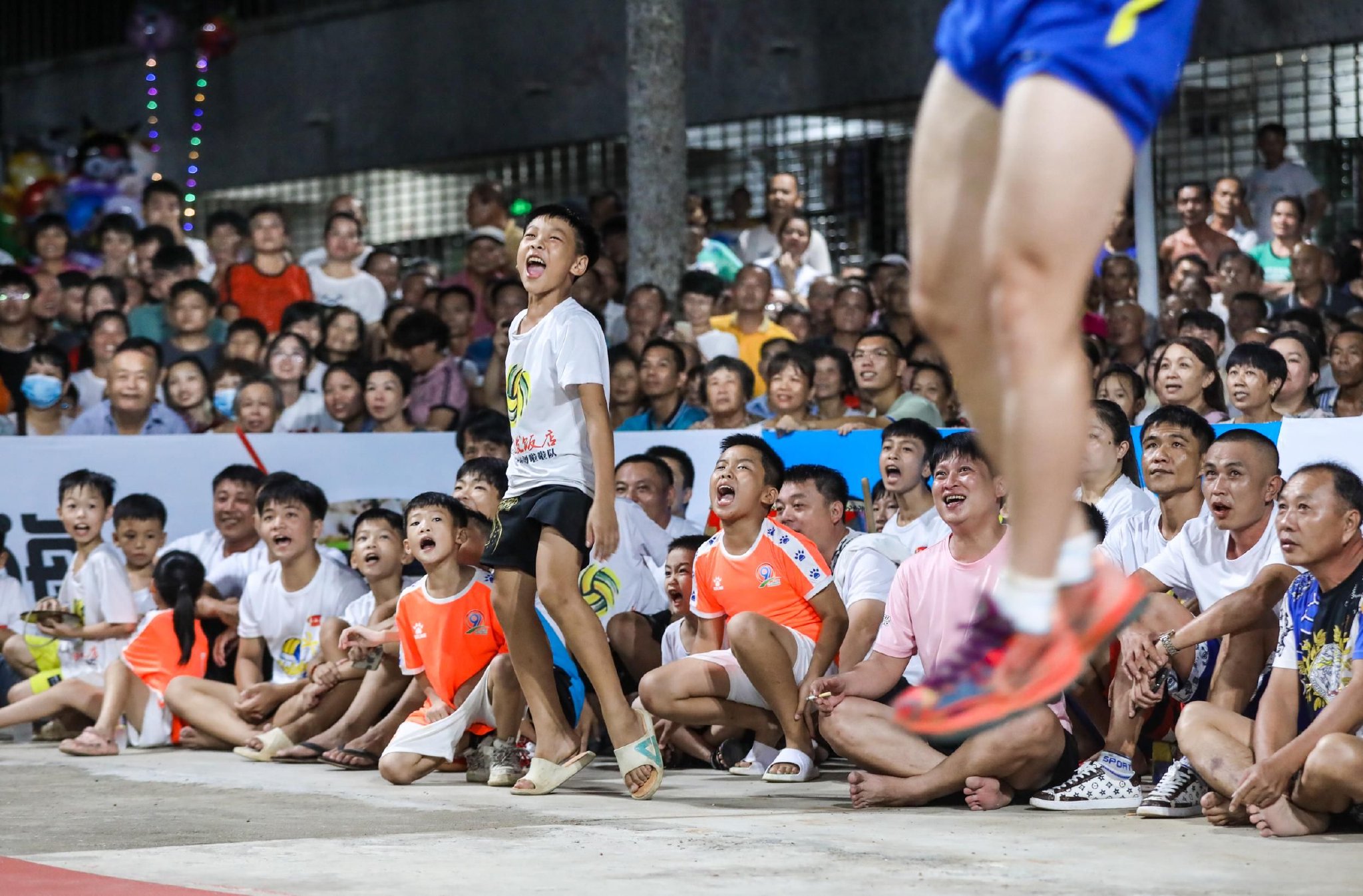 一场精彩的比赛带给球迷们无尽的欢乐和惊喜 一场精彩的比赛带给球迷们无尽的欢乐和惊喜