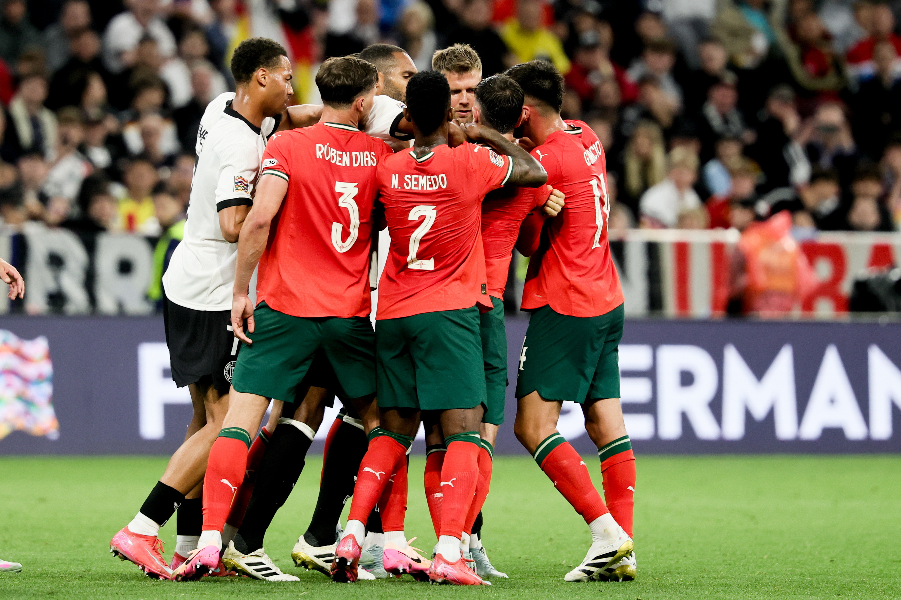 葡萄牙队在欧洲预选赛赛场上表现亮眼 葡萄牙队在欧洲预选赛赛场上表现亮眼