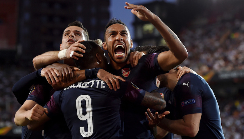 包含美国网球队险胜世界网球队，费德勒完成帽子戏法的词条