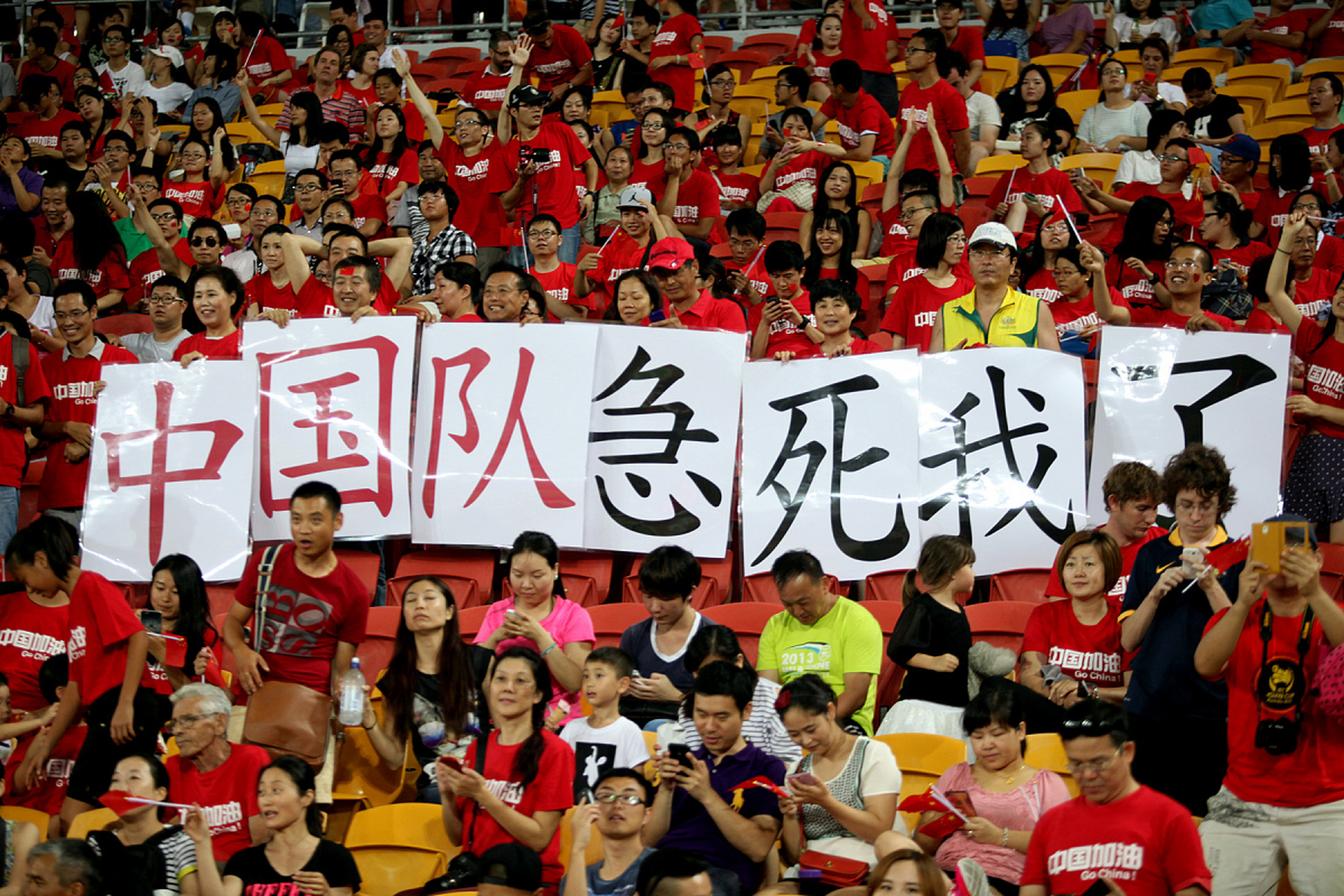 顶尖球队齐聚赛场，争夺胜利无比激烈的简单介绍