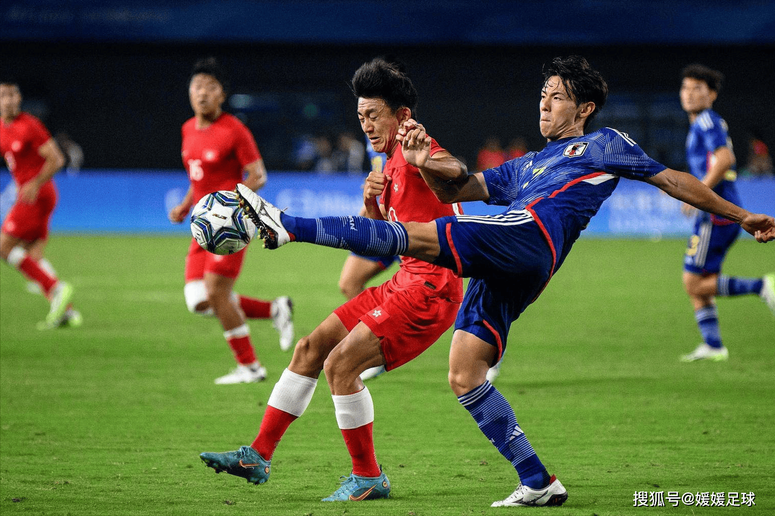足球赛事激烈对决，中东球队奋勇拼搏实力