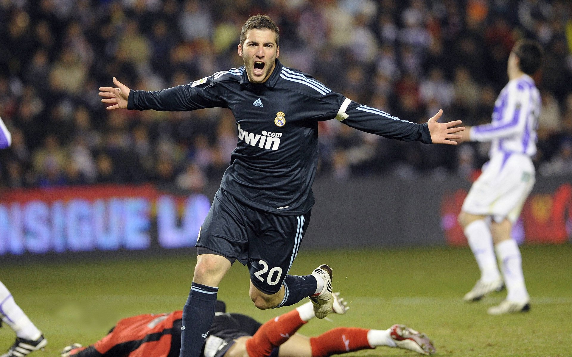 牙买加生死战绝境逢生，梅西传奇之夜再铸新碑